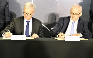 MHI Vestas Offshore Wind共同执行长Lars Bondo Krogsgaard与CS Wind共同执行长Knud Bjarne Hansen签署塔架附条件合约。(摄影/施莉芸)