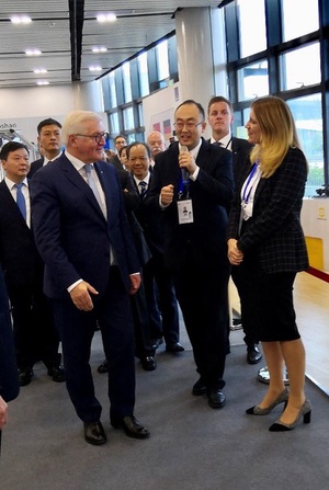 德國總統弗蘭克-瓦爾特·施泰因邁爾（左）問候浩亭技術集團大中華區總經理馬艾倫博士（右），並瞭解浩亭對中國數位化所作出的貢獻。