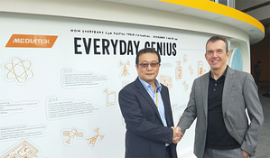 聯發科公司副總裁 高學武（左）與 Qualtera 行銷暨亞洲業務營運執行副總裁 Paul Simon（右）握手。