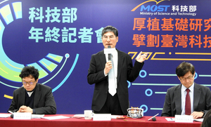 左起：科技部政務次長謝達斌、科技部部長陳良基、科技部政務次長許有進。