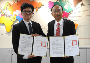 簽約儀式由科技部政務次長謝達斌(左)及台積電研究發展.技術研究副總經理黃漢森(右)共同主持。