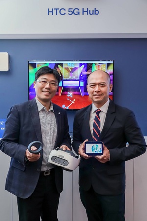 高通副總裁暨台灣與東南亞區總裁劉思泰(右)與HTC全球產品與策略副總經理鮑永哲(左)於COMPUTEX 2019展出實際5G網路垂直應用