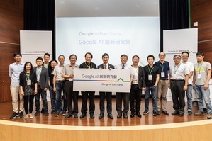 臺大人工智慧研究中心陳信希主任(左7)、Google Taiwan簡立峰董事總經理(左8)、科技部陳良基部長(左9)、臺大陳銘憲副校長(左10)與Google AI研究團隊的9左位研究員
