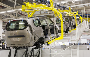 工业机器人大量应用发生在汽车行业上，占比重为27％