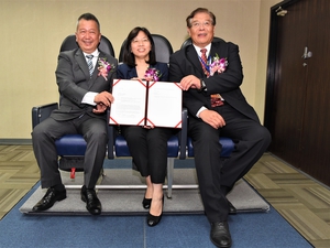漢翔公司於今(15)日發表該公司自行研製的航空座椅，並由漢翔公司董事長胡開宏(左)、總經理馬萬鈞(右)接受民航局副局長何淑萍(中)親自頒發證書。