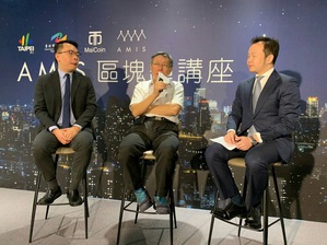 市长柯文哲与MaiCoin集团创办人暨执行长刘世伟(左1)进行Podcast讲座对谈，主持人为源铂资本执行长胡一天