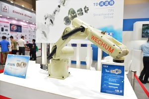东培工业公司在今年台北国际自动化展出的威创机械手臂，於6轴便全面采用东培TD谐和式减速机。
