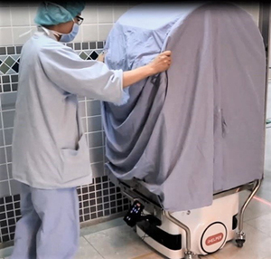 台湾第一部自产并用於医院的「AI智慧型搬运机器人」，最近已成功应用於台中荣总的手术室器械搬运作业。图／台中荣总提供