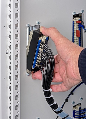 Han B系列連接器能夠後置安裝，可以從開關櫃內部直接使用該連接器。