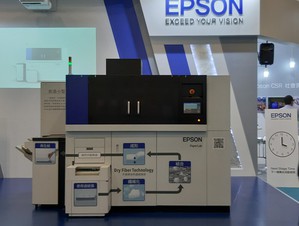 Epson於台灣首度展示「PaperLab-乾式再生製紙機」，首創免用水的乾式廢紙即時再生循環技術。(攝影 / 陳復霞)