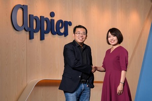 Appier 收購日本 AI 新創公司 Emotion Intelligence (Emin) 並推出電商促購解決方案。圖為 Appier 執行長暨共同創辦人游直翰 (左) 與 Emin 執行長太田麻未 (右)