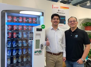 業安科技執行長黃建堯（左）與BiiLabs共同創辦人暨執行長朱宜振（右）宣布合作，將區塊鏈導入全球首創販賣機升級模組