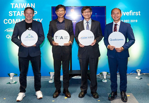 （左至右) Techstars创新总裁Mr. Chris Heivly 、科技部产学司司长邱求慧、科技部次长许有进、 高通??总裁刘思泰