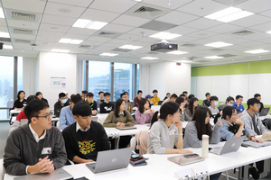 台湾微软联手政治大学施笔兽计画团队，为40位有志从事偏乡程式教育的大学生进行师资培育，助力学生透过服务队计画将程式教育带给偏乡儿童，降低城乡落差。