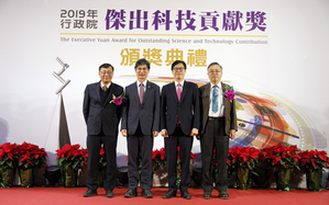 2019年行政院傑出科技貢獻獎」，由行政院副院長陳其邁親自頒獎表揚。