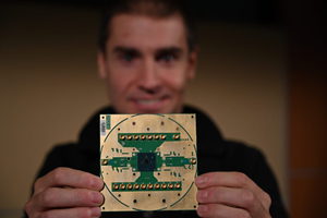 英特爾實驗室首席工程師Stefano Pellerano手持Horse Ridge晶片。