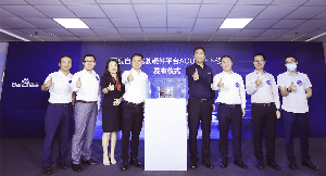 賽靈思大中華區業務副總裁唐曉蕾 （左三）與百度自動駕駛技術部總經理王雲鵬 （右四）等共賀百度ACU平台開始量產