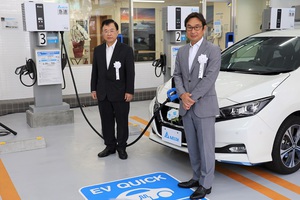 出光興產董事平野敦彥(右)與日本分公司總經理柯進興為台達橫濱電動車充電站揭幕