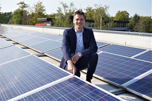 浩亭大力發展光伏發電。圖為中央質量技術部經理斯蒂芬·米德爾卡姆博士在埃斯佩爾坎普的浩亭質量技術中心（HQT）的屋頂上。