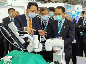 上銀科技卓文恒董事長(左)、馬偕醫院胡志彊董事長(右)共同參觀在台灣醫療展發表的微創手術內視鏡扶持機器人。