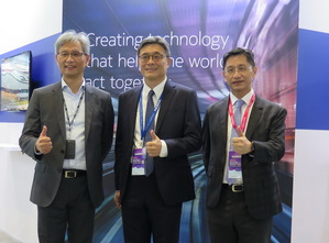 (左)和碩聯合科技第六事業處總經理馮震宇、(中)台灣諾基亞通信公司總經理劉明達、(右)臺灣可億隆公司的執行長張玉輝。