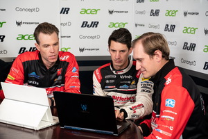 圖左至右：Andrew Edwards (工程師)、Nick Percat (賽車手)、Andrew Donnelly (工程師)