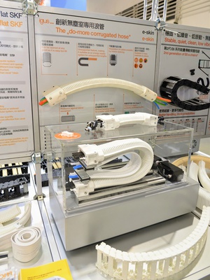 台灣易格斯也在現場展示由其高性能工程塑膠製成的模組化電纜導向系統e-skin系列扁平無塵室拖鏈