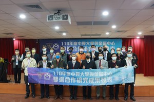 由金属中心执行长林秋丰(前排左五)及中兴大学校长薛富盛(前排左四)率领研发团队合影。