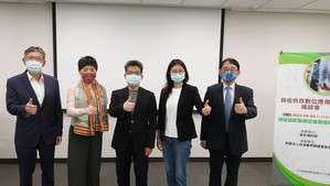 「透过远距医疗促进关怀与照护」与疫共存数位应用座谈会演讲者合影。