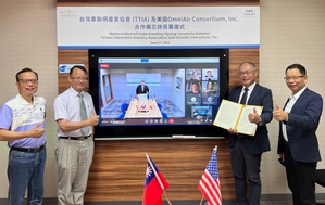 TTIA與OmniAir簽署合作備忘錄，由左至右依序為TTIA秘書長鄭維晃、交通部科技顧問室主任王穆衡、TTIA理事長吳盟分、TTIA副理事長陳國章。