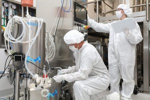 默克公司的科学家在位於加州卡尔斯巴德的公司设施中使用VirusExpress 293腺相关病毒生产平台操作200 L Mobius一次性生物反应器。（source：Merck）