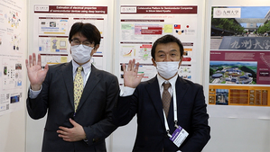 九州大学量子与光电技术研究中心教授池上浩博士(右)
