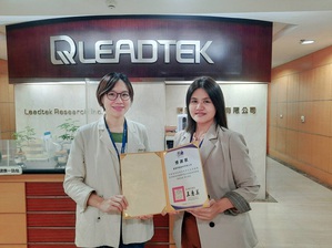 彰化县政府感谢丽台科技於严重特殊传染性肺炎疫情期间,紧急调度产能提供健康照护包血氧机,(左)丽台科技资深业务梁佩诗 (右)丽台科技资深业务夏敏恩