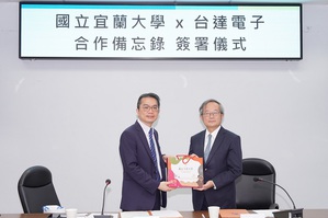 台达机电事业群刘隹容总经理（左）与宜兰大学吴柏青校长（右）共同签署合作备忘录，携手迈进农业自动化的发展。