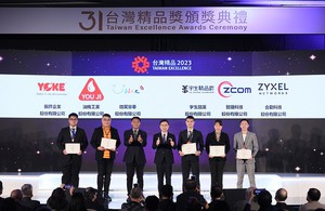 圖左二為智捷科技總經理吳佳芳在台灣精品獎第31屆頒獎典禮受獎。（source：Z-COM）
