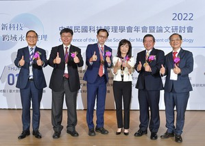 2022中華民國科技管理學會年會現任及歷屆理事長與今年榮獲科技管理獎個人獎得獎者合影。