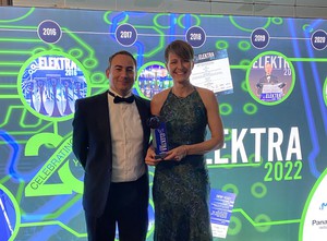 CCell在伦敦荣获2022年Elektra年度电源系统产品大奖。CCell行销长 Katrine Deeks接受颁奖。图左为Vicor公司资深行销经理Alex Price。