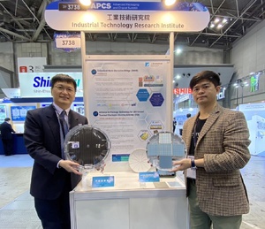 工研院在2022年SEMICON JAPAN展出「封装天线（右）」、?藏基板（左）」技术，引领产业迈入下一个成长高峰。图左为工研院电光系统所??所长骆韦仲、右为棱研科技创办人兼CEO张书维。