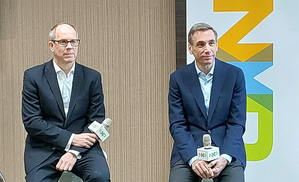 NXP執行副總裁暨車用處理事業部總經理Henri Ardevol(右)，NXP執行副總裁暨先進類比事業部總經理Jens Hinrichsen(左)。