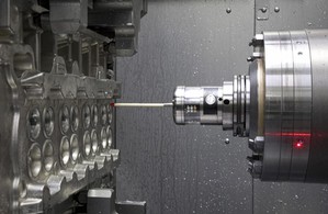 Renishaw向OMG公司建議在新型引擎缸體的製造過程中，導入使用 OMP60光學測頭，圖為OMP60光學測頭正在量測引擎的關鍵特徵。