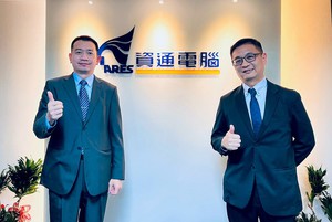 资通电脑资深业务经理徐康正（右一）与台湾科摩多总经理余彩武（左一）合影