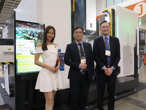 油機工業展示獲得2023年台灣精品獎的立式車削中心機