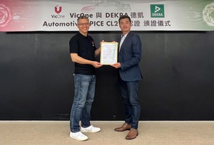 VicOne执行长郑奕立代表VicOne接受DEKRA德凯台湾董事总经理李俊仪颁发ASPICE证书。