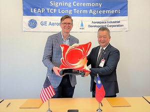 右為漢翔公司胡開宏董事長，左為GE Aerospace總公司採購副總