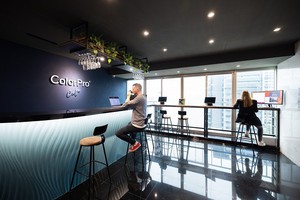 ViewSonic以科技服務使用者，ViewSonic 10樓「ColorPro Cafe」提供隨插即用的可攜式顯示器，滿足從小組討論到多人聚會等不同需求。