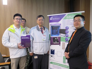 欧姆隹科技执行长鞠志远(右)与工程团队