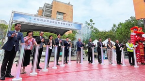 研華與彩碤新能源共同完成台灣首輛氫能原型車賦能儀式，並致力實現智慧車聯網解決方案。（左三：研華台灣營運處副總經理林其鋒、右一：彩碤新能源鄭英豪董事長）