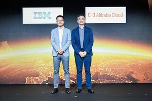 阿里云与IBM 携手提供安全解决方案；图左为阿里云智能首席商业官蔡英华与IBM亚太区科技事业部总经理姜锡岫合影。