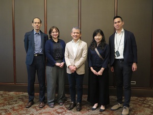 IAR亞太區域副總裁上村清史(中)，與台灣技術團隊