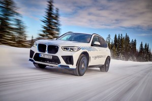 在BMW iX5 Hydrogen 氢燃料电池车辆中，燃料电池系统的关键技术为Garrett设计的电动空气压缩机。（source：BMW Group）